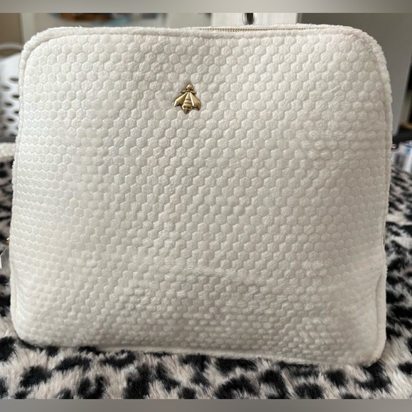 Guerlain Fluffy White Makeup Bag w/logo imprint inside 17.5H x 23W/19Wx 7D cm. - Picture 1 of 6